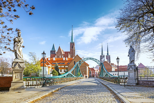Bridge to Tumski (Cathedral) Island in Wroclaw, Poland © golovianko