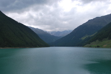 Fototapeta na wymiar See von Bergen umringt