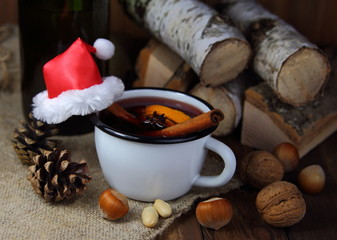 глинтвейн с рождественским колпаком.новый год,сезон...