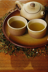 Obraz na płótnie Canvas Still life of tea pot and tea cups on tray