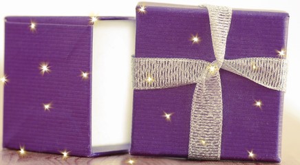 Weihnachtsgeschenk in Lila mit Sternchen