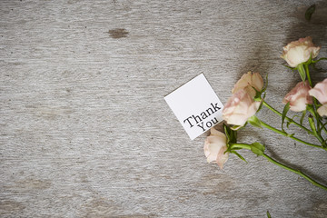 Naklejka premium バラの花とメッセージカード