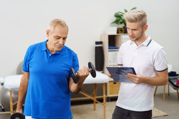 älterer mann trainiert mit einem physiotherapeuten