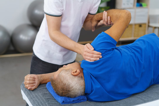 physiotherapeut behandelt einen mann an der schulter