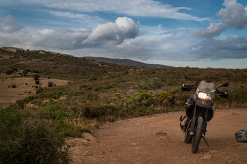 En moto por el camino de ronda de Cap de Creus
