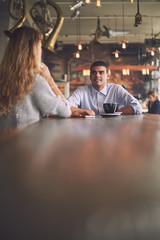 Obraz premium Two friends talking in the cafe