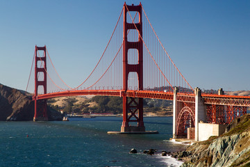 Blick von Marshalls Beach auf die Golden Gate Bridge im Abendlicht in San Francisco, Kalifornien, USA.