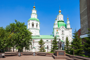 Fototapeta na wymiar Intercession Cathedral in Krasnoyarsk