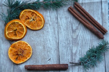 Obraz na płótnie Canvas dried orange slices, cinnamon and pine branches