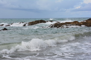 Fototapeta na wymiar vagues se brisant sur les rochers