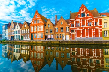 Deurstickers Brugge Middeleeuwse gebouwen langs een kanaal in Brugge, België