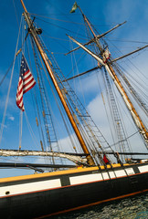 Obraz premium American Flag on Historic sailing ship 