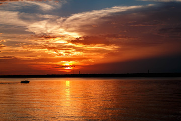 Naklejka premium Cloudy Sunset