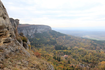 Вид с горы на осенний лес. Мадара (Болгария) 