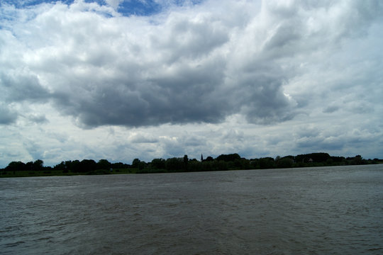 Wolkenbank &uuml;ber dem Rhein