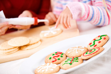 Obraz na płótnie Canvas Christmas: Focus On Decorated Christmas Cookies On Plate