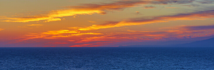 Obraz premium The Pacific Ocean is during sunset. Landscape with blue sea, the mountains and the dusk sky, the USA, Santa Monica. 