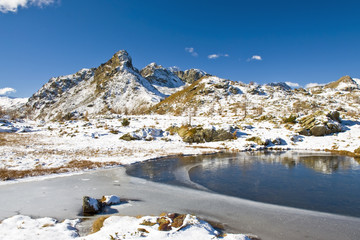 il laghetto alpino ,ghiacciato in autunno.