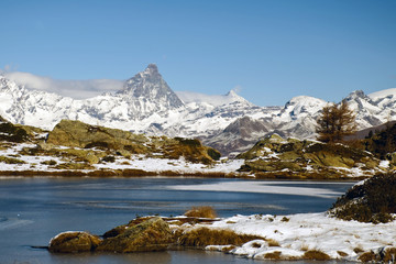 Fototapeta na wymiar panorama sul Cervino,visto dai laghi di Panaz .