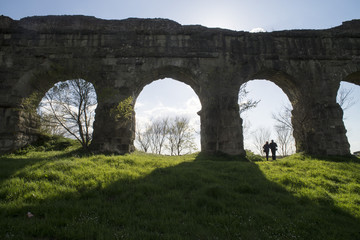 Fototapeta na wymiar Passeggiata tra l'acquedotto Romano