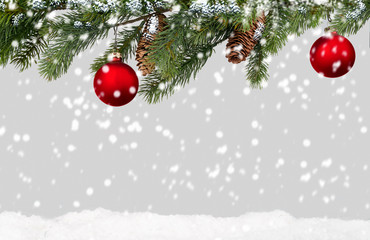 Fototapeta na wymiar Weihnachtliche Hintergrund Tannenzweige und Tannenzapfen.