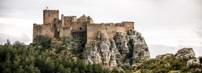 Fotobehang Kasteel Landschap met het kasteel van Loarre in Huesca, Aragon in Spanje