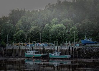 Obraz premium The tide is out in this Newbrunswick fishing town - Canada