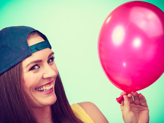 Naklejka premium Happy teenage girl with red balloon.