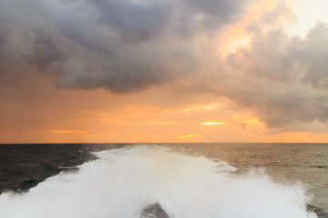 Obraz premium seascape stormy sea horizon and kielwater