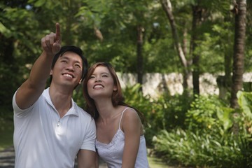 Obraz premium Couple in garden, man pointing upwards