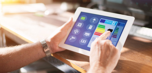 Smart Home Haus automation mit smart haus app auf tablet oder smartphone