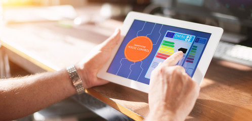 Smart Home Haus automation mit smart house app auf tablet oder smartphone