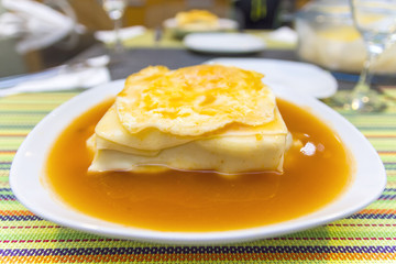 francesinha with hot sauce