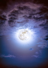 Ciel nocturne avec nuages et pleine lune brillante avec brillant.