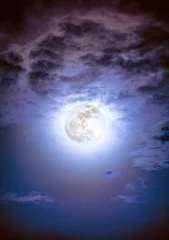 Poster de jardin Pleine Lune arbre Ciel nocturne avec nuages et pleine lune brillante avec brillant.