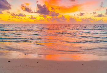 Obraz premium Beautiful sunset with sky over calm sea in tropical Maldives is