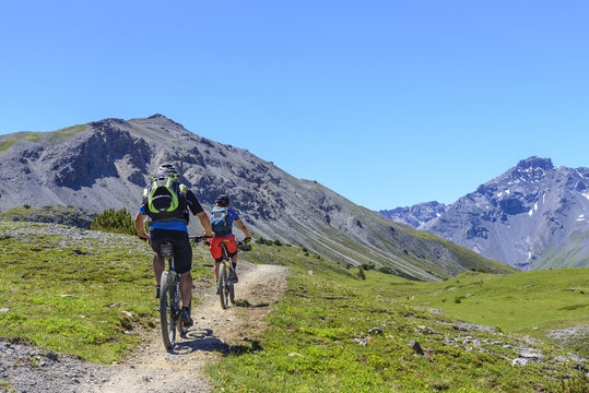 Radsportler in karger Landschaft im Hochgebirge