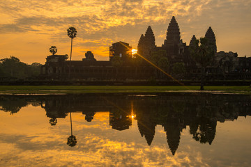 Obraz premium The silhouette of Angkor Wat before sunrise in Siem Reap province of Cambodia.