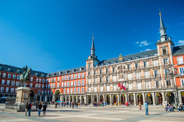Obraz premium Felipe III statue and Casa de la Panaderia on Plaza Mayor in Madrid, Spain
