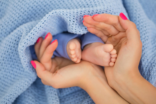 Mother holding her babies little feet