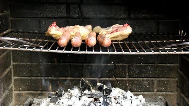 Barbacoa de carne en el jard&iacute;n