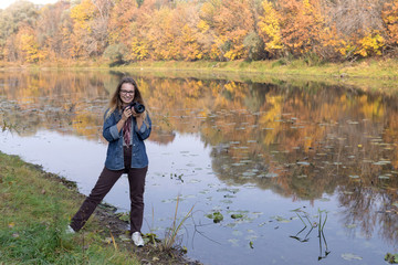 Fototapeta na wymiar beautiful girl autumn morning on the river