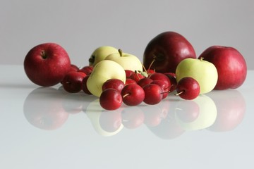 яблоки трех сортов на стеклянном столе