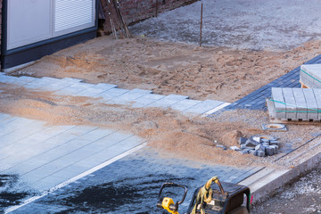 Kanalabdeckung im Betonfundament.