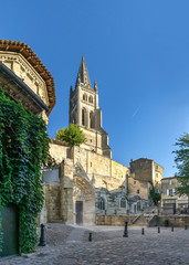 Fototapeta na wymiar Monolithic church in the streets of Saint Emilion - France