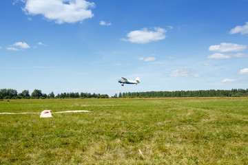 Obraz na płótnie Canvas The plane takes off