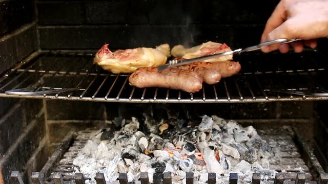 Barbacoa de carne en el jard&iacute;n