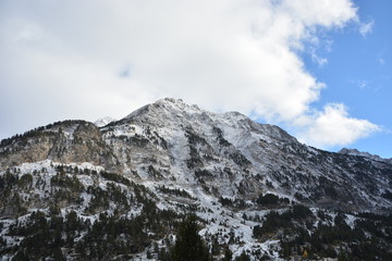 Fototapeta na wymiar Montaña con nieve