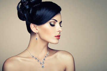 Obraz premium Fashion portrait of young beautiful woman with jewelry. Brunette girl. Perfect make-up. Beauty style woman with diamond accessories