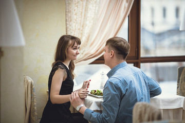 Boyfriend make a marriage proposal to his girlfriend